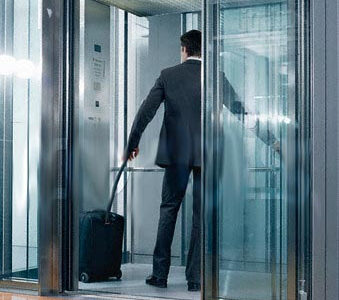 asansör teknik servisi kapsamında insan asansörü bakım ve kontrol işlemi